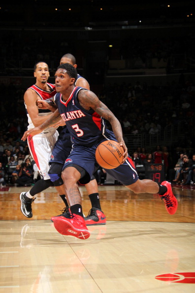 画面太美！皇马前场6.5亿欧元组合手捧欧洲超级杯合影